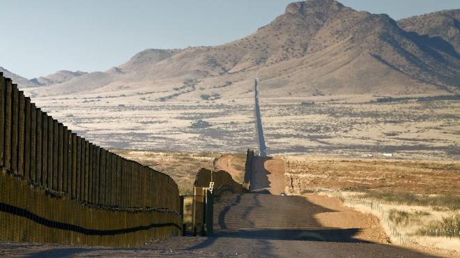 «Мексиканская стена» закрыла правительственные сайты США