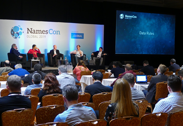 GoDaddy продает права на конференцию NamesCon